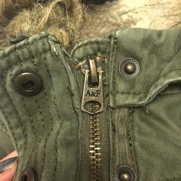Hooded Abecrombie & Fitch Military Green Winter Jacket (L) - Picture 6 of 6